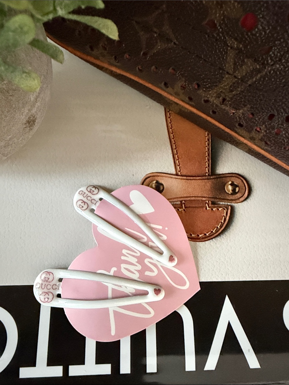 Gucci White Hair Clips - Pink logo.